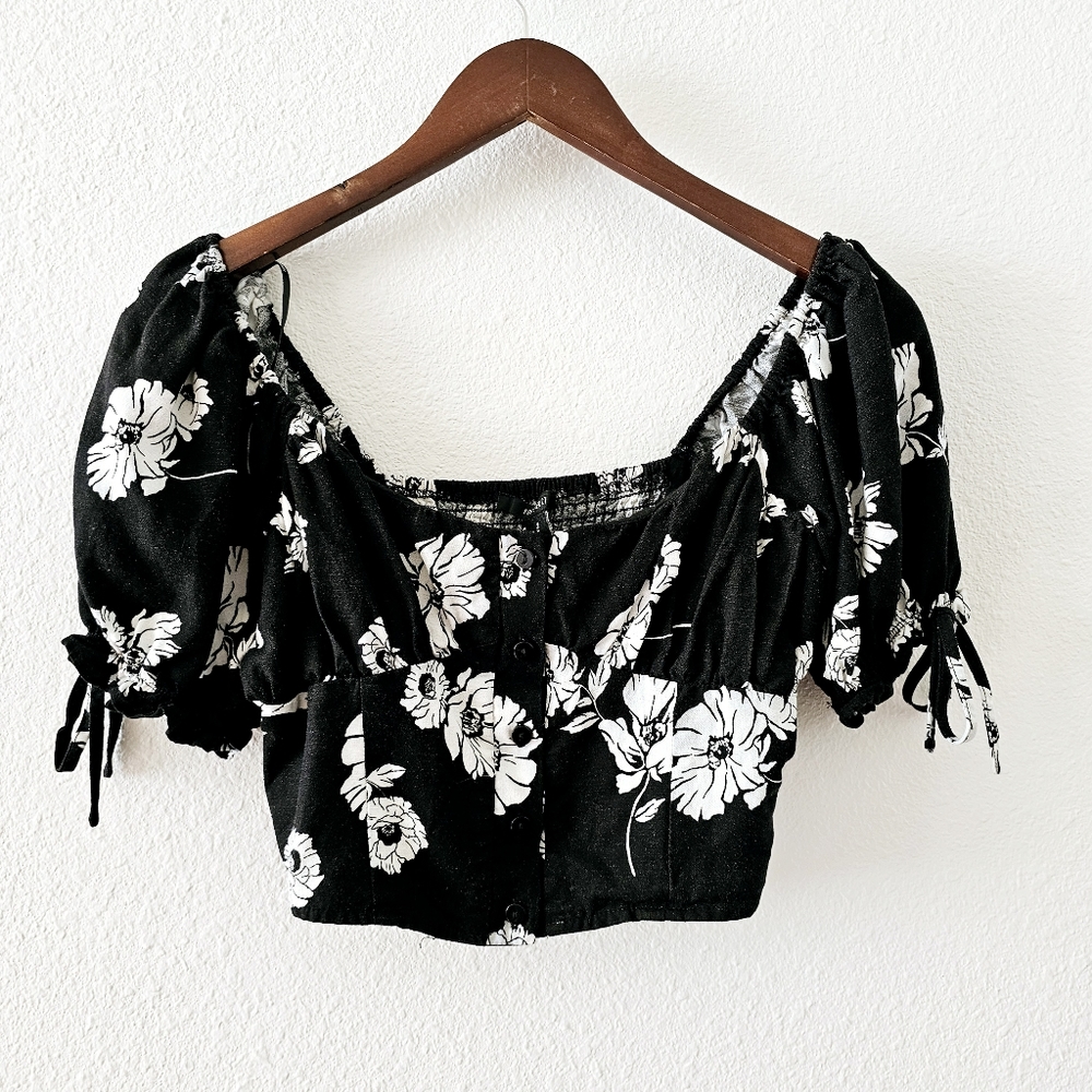 SALE! Forever 21 floral crop top size S black white button front puff tie sleeve
